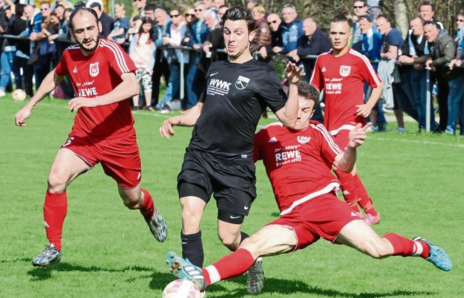 Ron Räpple rechts grätscht gegen Robin Heck ins Leere. Doch Bahri Yilmaz (links) kann den Abschluss des Rieters noch verhindern. Foto: Nachreiner