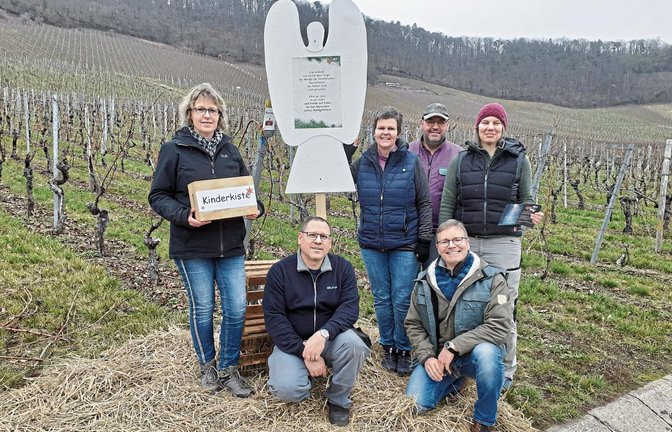 Die Familien Hohmann, Reichert und Mattes vom CVJM Hohenhaslach laden Kinder und Erwachsene auf den diesjährigen Weihnachtsweg in der Dämmerung durch die Weinberge ein.  Foto: Glemser