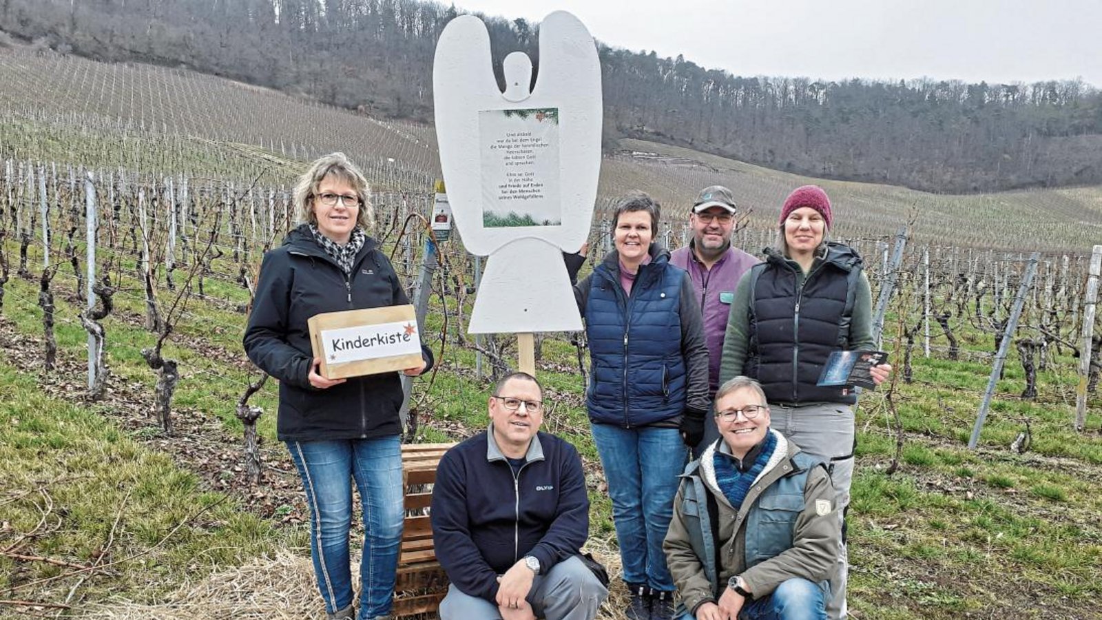 Die Familien Hohmann, Reichert und Mattes vom CVJM Hohenhaslach laden Kinder und Erwachsene auf den diesjährigen Weihnachtsweg in der Dämmerung durch die Weinberge ein. Foto: Glemser Die Familien Hohmann, Reichert und Mattes vom CVJM Hohenhaslach laden Kinder und Erwachsene auf den diesjährigen Weihnachtsweg in der Dämmerung durch die Weinberge ein. Foto: Glemser