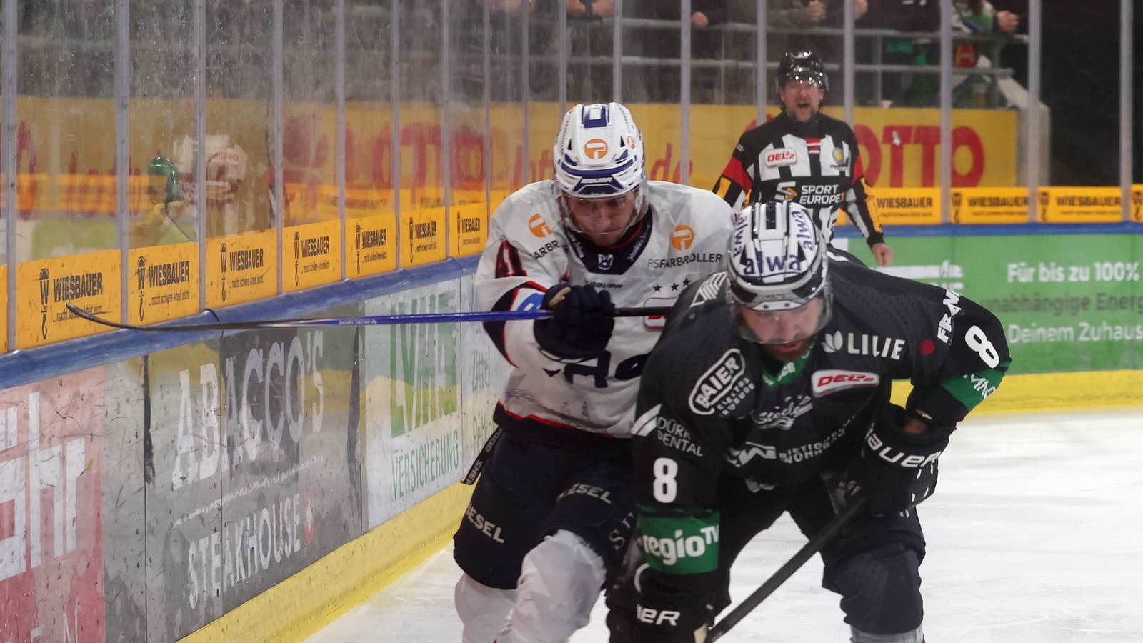 In dieser Szene hat Jack Dugan (rechts) die Nase zwar vorne, am Ende müssen sich die Bietigheim Steelers den Ravensburgern aber in der Verlängerung geschlagen geben. Foto: Baumann