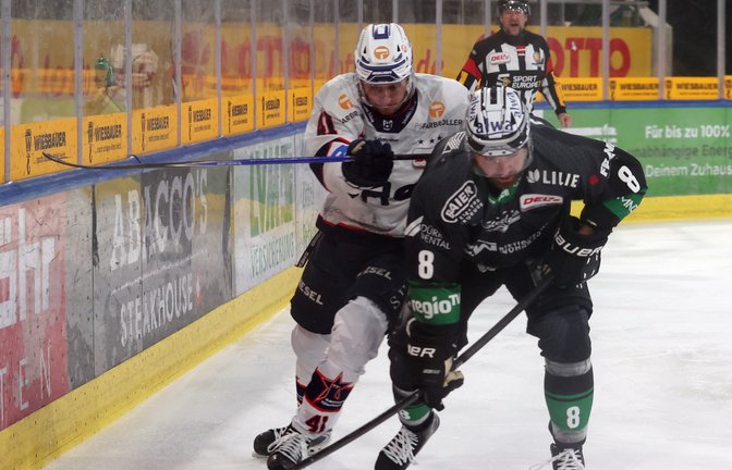 In dieser Szene hat Jack Dugan (rechts) die Nase zwar vorne, am Ende müssen sich die Bietigheim Steelers den Ravensburgern aber in der Verlängerung geschlagen geben. <span class='image-autor'>Foto: Baumann</span>