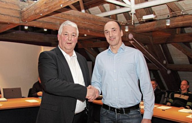 Bürgermeister Peter Schäfer (links) vereidigte Markus Hettler.  Foto: Banholzer