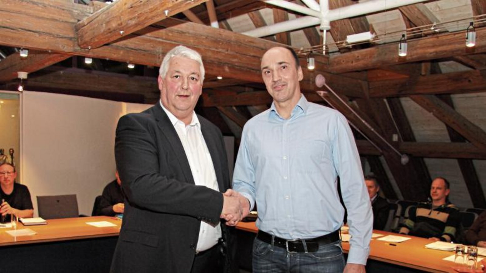 Bürgermeister Peter Schäfer (links) vereidigte Markus Hettler.  Foto: Banholzer