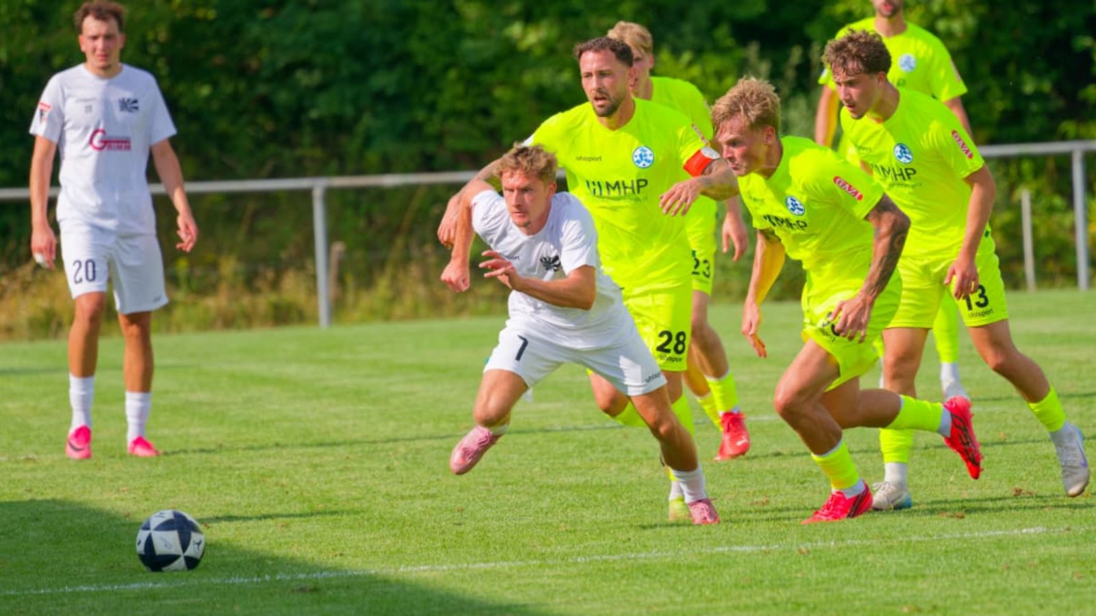 Beim Testspiel der Stuttgarter Kickers gegen den FC 08 Villingen ging es engagiert zur Sache.Erwin Wasserbauer Beim Testspiel der Stuttgarter Kickers gegen den FC 08 Villingen ging es engagiert zur Sache.Erwin Wasserbauer