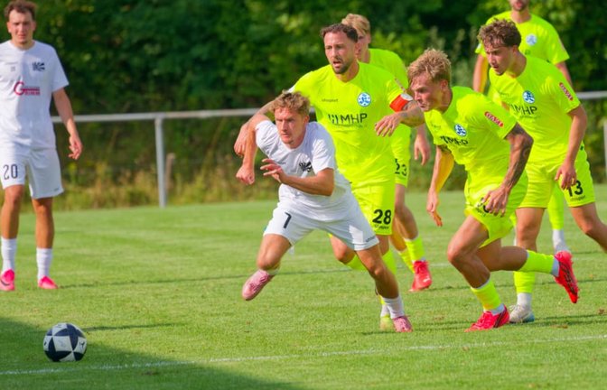 Beim Testspiel der Stuttgarter Kickers gegen den FC 08 Villingen ging es engagiert zur Sache.<span class='image-autor'>Erwin Wasserbauer</span>