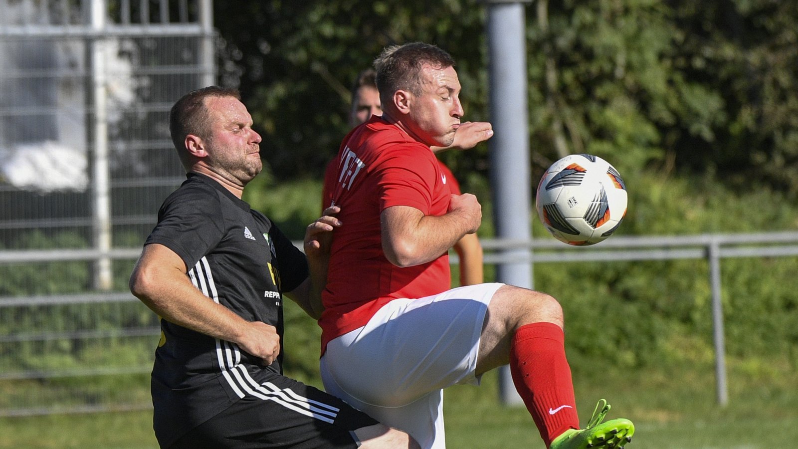 Yannick Marian Nedorost (rechts) vom SV Riet möchte mit seinem Team wieder mehr Durchschlagskraft zeigen und gegen die SGM Roßwag/Mühlhausen II gewinnen. Foto: Leitner Yannick Marian Nedorost (rechts) vom SV Riet möchte mit seinem Team wieder mehr Durchschlagskraft zeigen und gegen die SGM Roßwag/Mühlhausen II gewinnen. Foto: Leitner