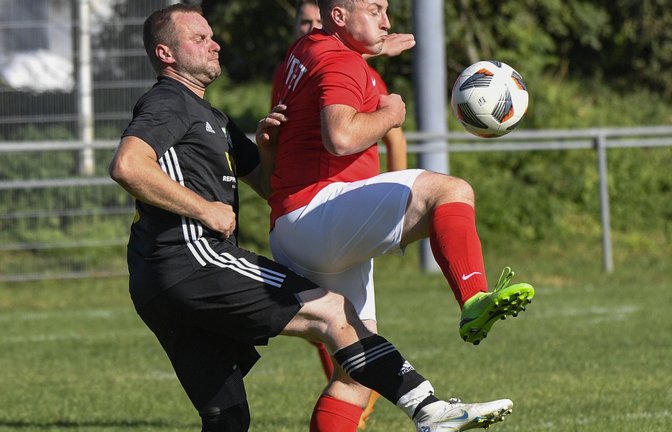 Yannick Marian Nedorost (rechts) vom SV Riet möchte mit seinem Team wieder mehr Durchschlagskraft zeigen und gegen die SGM Roßwag/Mühlhausen II gewinnen. <span class='image-autor'>Foto: Leitner</span>