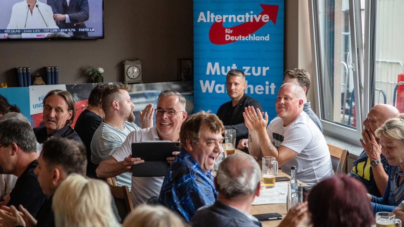 AfD-Anhänger in Göppingen freuen sich über die starken Europawahlergebnisse ihrer Partei.Foto: dpa/Christoph Schmidt