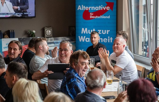 AfD-Anhänger in Göppingen freuen sich über die starken Europawahlergebnisse ihrer Partei.<span class='image-autor'>Foto: dpa/Christoph Schmidt</span>