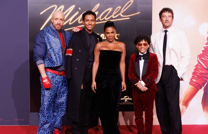 Schauspieler KeiLyn Durrel Jones, Schauspieler Jaafar Jackson, Schauspielerin Nia Long, Schauspieler Juliano Valdi und Schauspieler Miles Teller  vor der Premiere des Films „Michael“ - Biopic über Michael Jackson (Archiv).<span class='image-autor'>Foto: Carsten Koall/dpa/Carsten Koall</span>