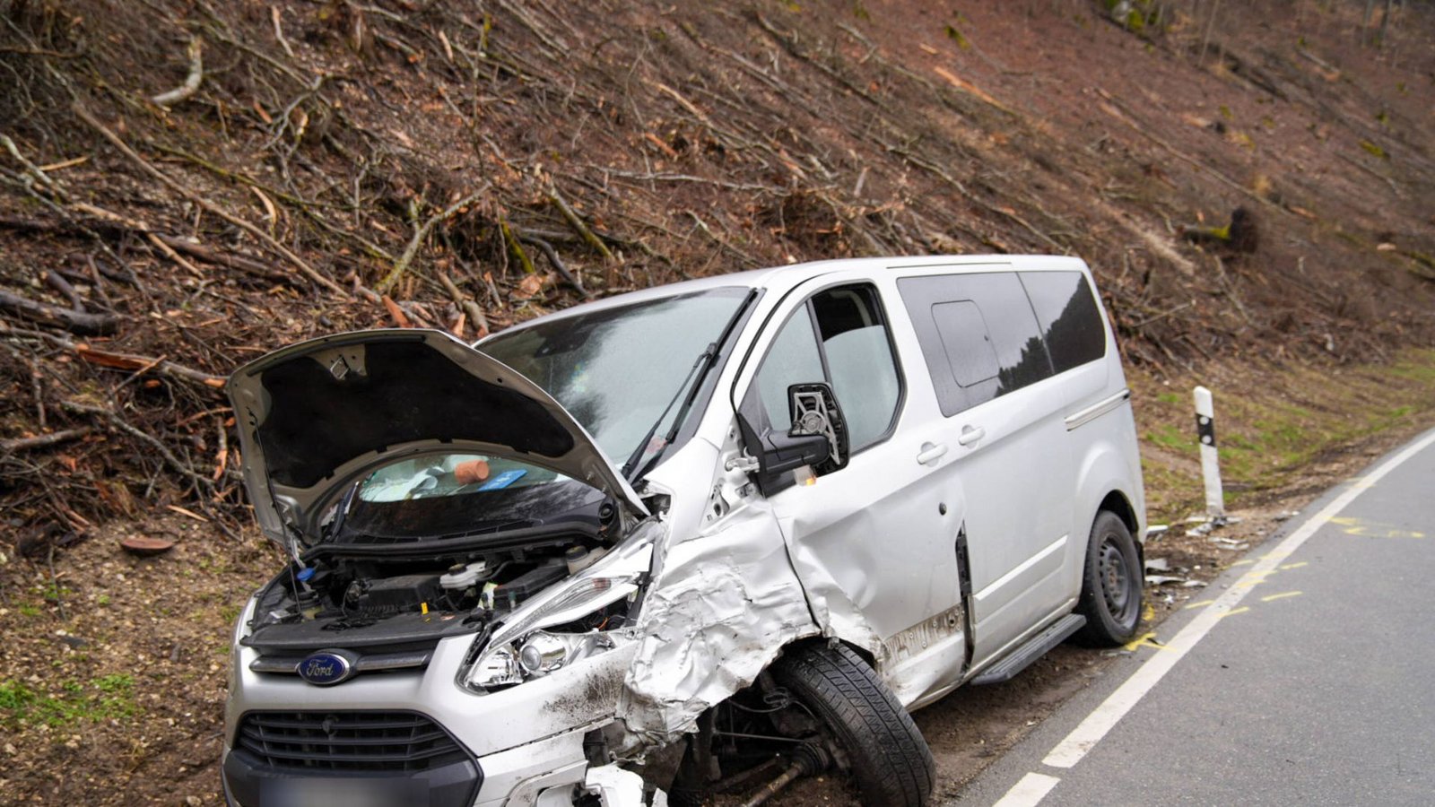 Der Ford kam durch die Kollision  von der Straße ab...Foto: 7aktuell.de/ 7aktuell