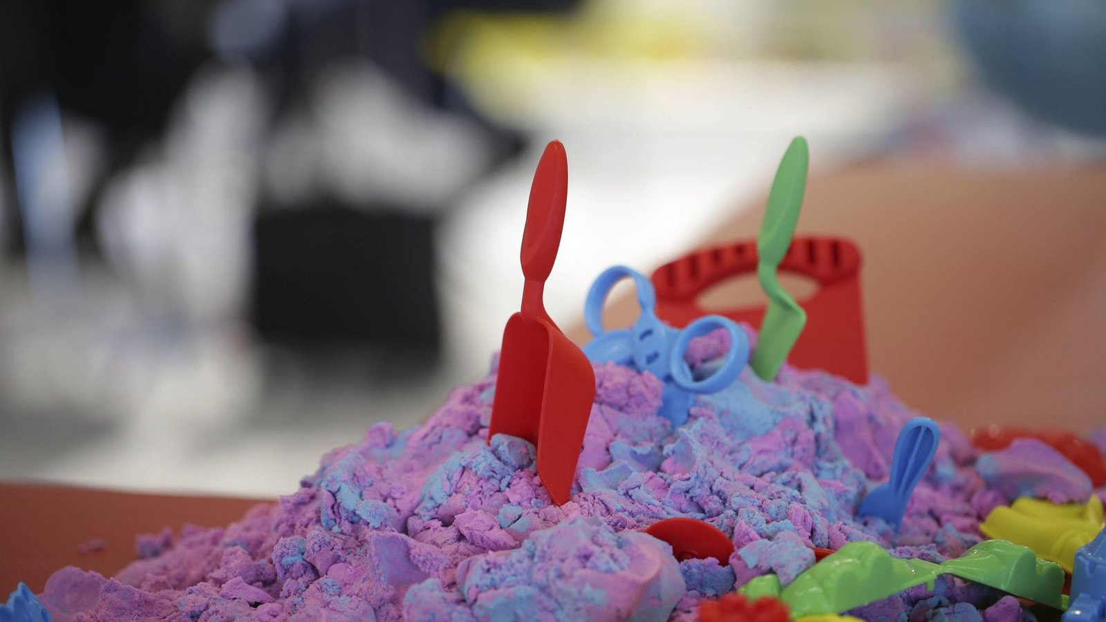 Bunter Spielsand aus China kann krebserregendes Asbest enthalten.Foto: IMAGO/imagebroker