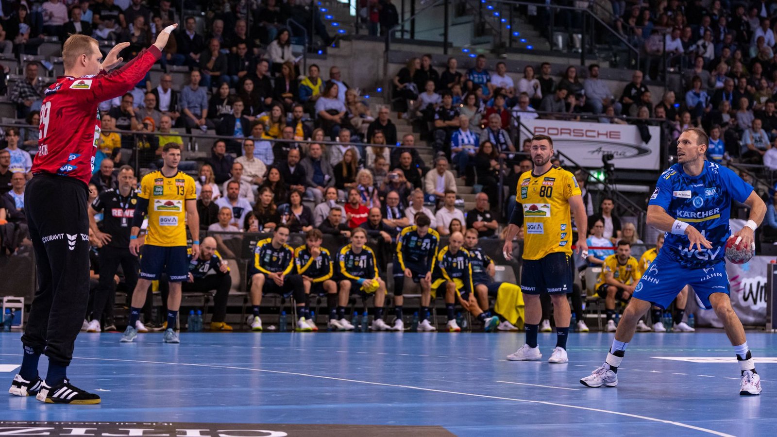 Eindeutiges Duell: David Späth, der Torhüter der Rhein-Neckar-Löwen, parierte gleich drei Siebenmeter von Kai Häfner.Foto: Imago/Beautiful Sports