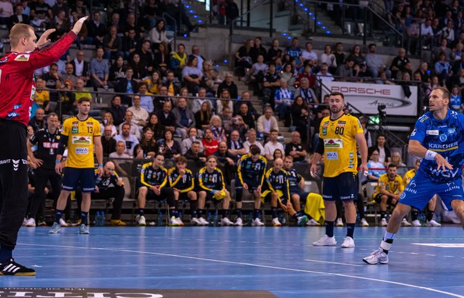 Eindeutiges Duell: David Späth, der Torhüter der Rhein-Neckar-Löwen, parierte gleich drei Siebenmeter von Kai Häfner.<span class='image-autor'>Foto: Imago/Beautiful Sports</span>