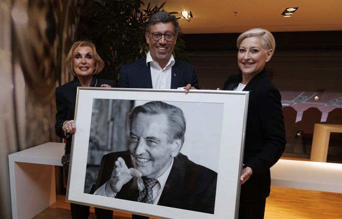 Marion Mayer-Vorfelder (rechts) 2023 bei der Gedenkfeier für ihren Vater (mit Mutter Margit und VfB-Präsident Claus Vogt),<span class='image-autor'>Foto: Lichtgut/Julian Rettig</span>