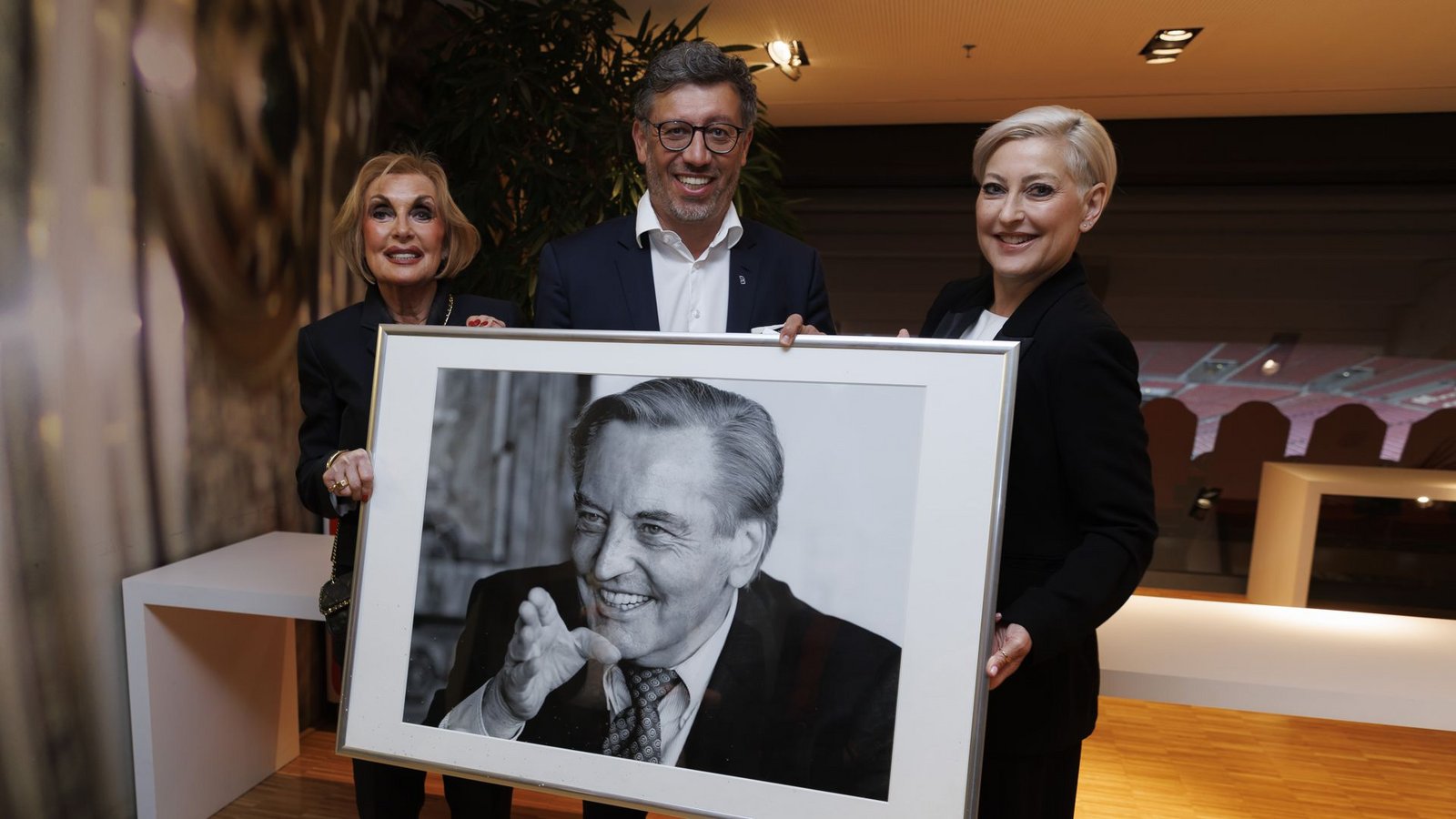 Marion Mayer-Vorfelder (rechts) 2023 bei der Gedenkfeier für ihren Vater (mit Mutter Margit und VfB-Präsident Claus Vogt),Foto: Lichtgut/Julian Rettig Marion Mayer-Vorfelder (rechts) 2023 bei der Gedenkfeier für ihren Vater (mit Mutter Margit und VfB-Präsident Claus Vogt),Foto: Lichtgut/Julian Rettig