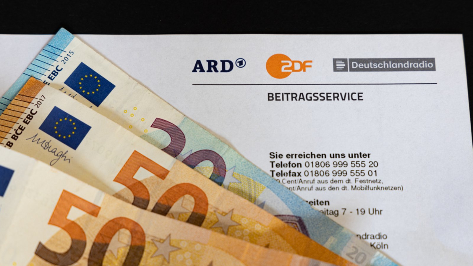Rundfunkbeitrag nicht bezahlt? Erfahren Sie, welche Konsequenzen drohen und wie man Mahngebühren und Zwangsvollstreckungen vermeiden kann.Foto: AlexBuess / Shutterstock.com Rundfunkbeitrag nicht bezahlt? Erfahren Sie, welche Konsequenzen drohen und wie man Mahngebühren und Zwangsvollstreckungen vermeiden kann.Foto: AlexBuess / Shutterstock.com