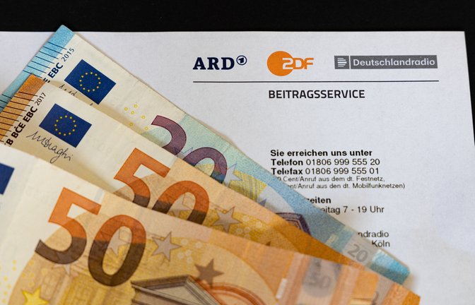 Rundfunkbeitrag nicht bezahlt? Erfahren Sie, welche Konsequenzen drohen und wie man Mahngebühren und Zwangsvollstreckungen vermeiden kann.<span class='image-autor'>Foto: AlexBuess / Shutterstock.com</span>
