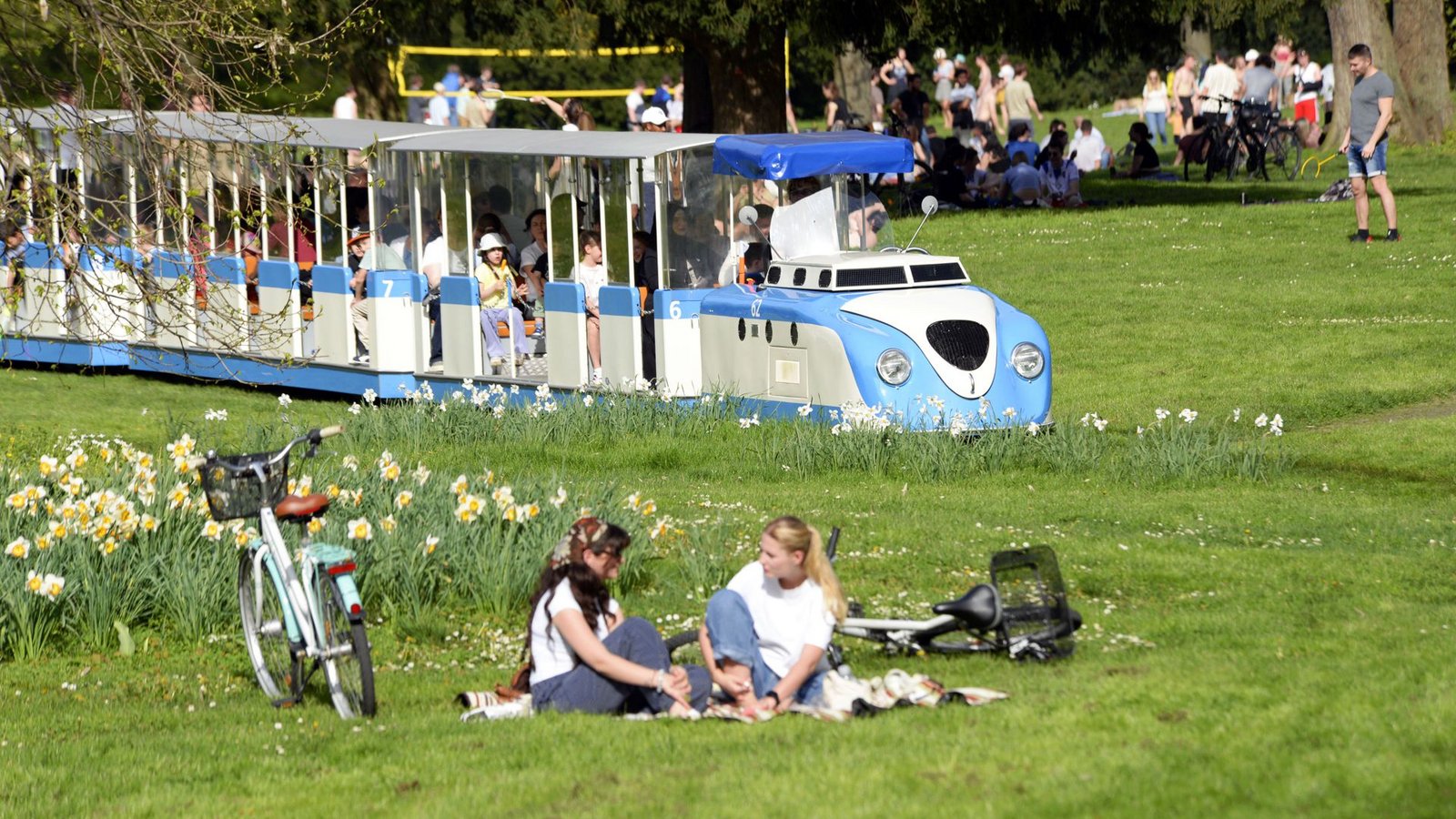 Im Karlsruher Schlossgarten tuckern Porsche-LoksFoto: /Stefan Jehle Im Karlsruher Schlossgarten tuckern Porsche-LoksFoto: /Stefan Jehle