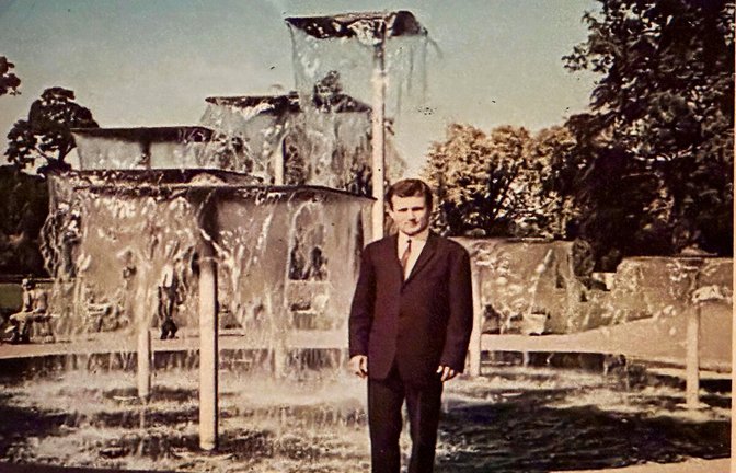 Aus einem Familienalbum: Rıza, ein türkischer „Gastarbeiter“ in den 1960er Jahren vor dem Fitz-Faller-Brunnen, der damals noch im Mittleren Schlossgarten stand.<span class='image-autor'>Foto: Deutsch-Türkisches-Forum</span>