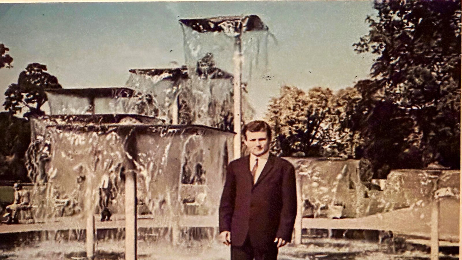 Aus einem Familienalbum: Rıza, ein türkischer „Gastarbeiter“ in den 1960er Jahren vor dem Fitz-Faller-Brunnen, der damals noch im Mittleren Schlossgarten stand.Foto: Deutsch-Türkisches-Forum Aus einem Familienalbum: Rıza, ein türkischer „Gastarbeiter“ in den 1960er Jahren vor dem Fitz-Faller-Brunnen, der damals noch im Mittleren Schlossgarten stand.Foto: Deutsch-Türkisches-Forum