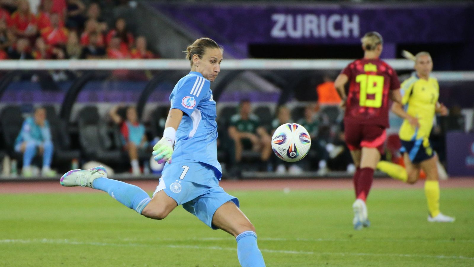 Rettete Deutschland mit ihrer grandiosen Performance ins Halbfinale: Torhüterin Ann-Katrin Berger.Foto: IMAGO/Jan Huebner Rettete Deutschland mit ihrer grandiosen Performance ins Halbfinale: Torhüterin Ann-Katrin Berger.Foto: IMAGO/Jan Huebner