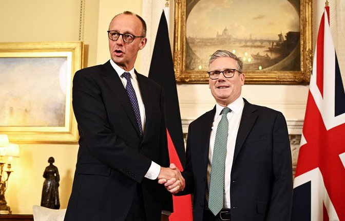 Friedrich Merz (links) und Keir Starmer<span class='image-autor'>Foto: AFP/LEON NEAL</span>
