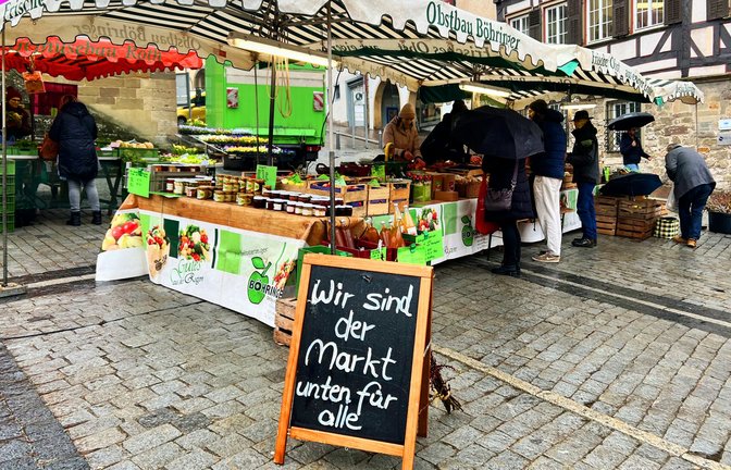 „Wir sind der Markt – unten für alle“ steht auf einem Protestaufsteller auf dem Markt in Schwäbisch Hall.<span class='image-autor'>Foto: T/nja Kurz</span>