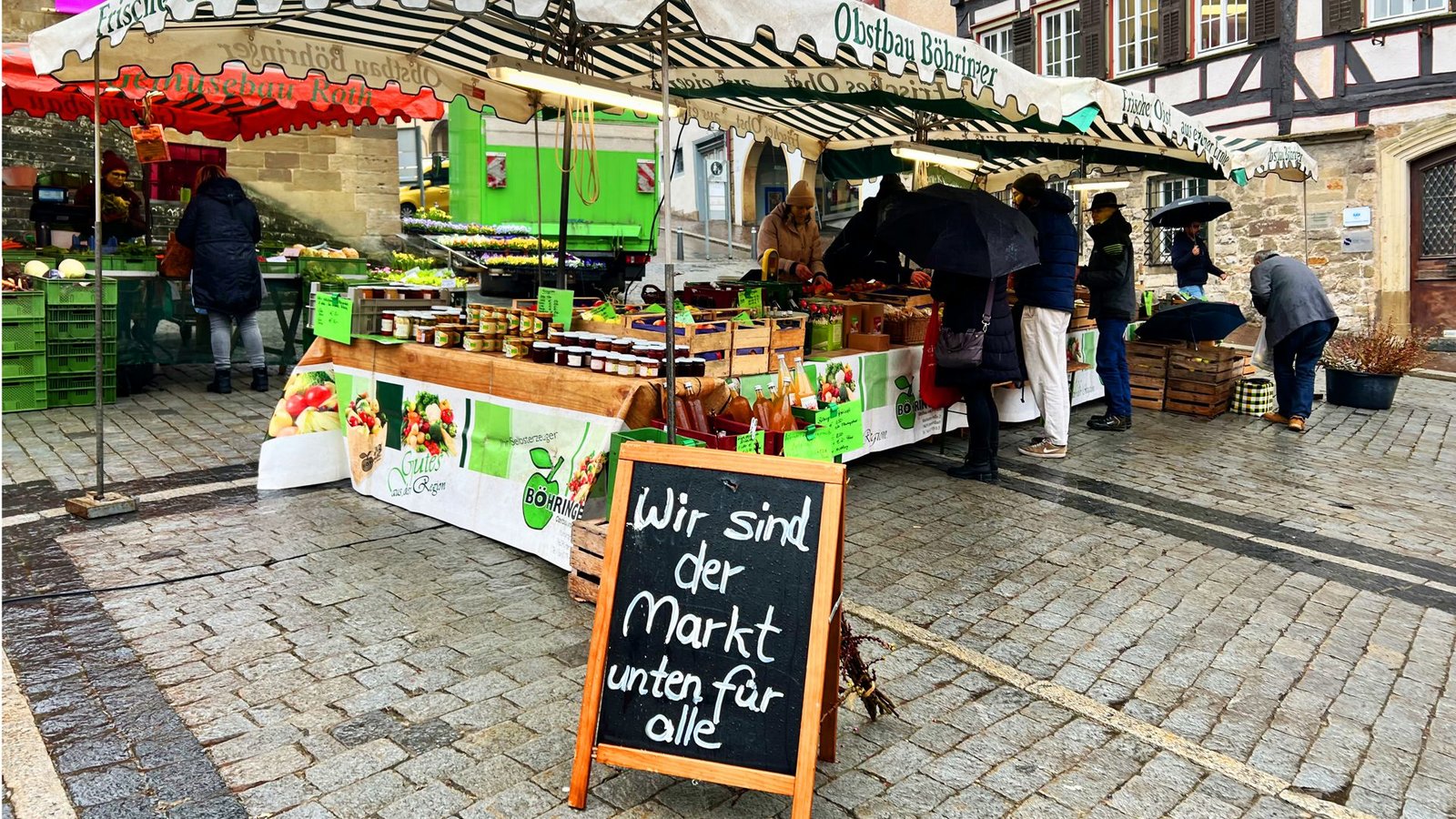 „Wir sind der Markt – unten für alle“ steht auf einem Protestaufsteller auf dem Markt in Schwäbisch Hall.Foto: T/nja Kurz „Wir sind der Markt – unten für alle“ steht auf einem Protestaufsteller auf dem Markt in Schwäbisch Hall.Foto: T/nja Kurz