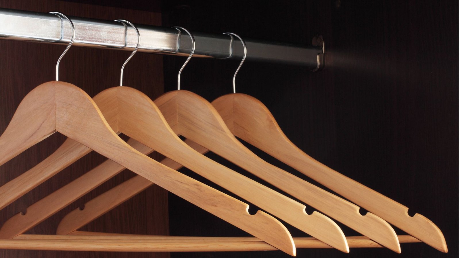 So sieht ein ordentlicher Kleiderschrank aus: Sogar der Abstand der Kleiderbügeln ist zentimetergenau nachgemessen.Foto: Imago/Design Pics So sieht ein ordentlicher Kleiderschrank aus: Sogar der Abstand der Kleiderbügeln ist zentimetergenau nachgemessen.Foto: Imago/Design Pics