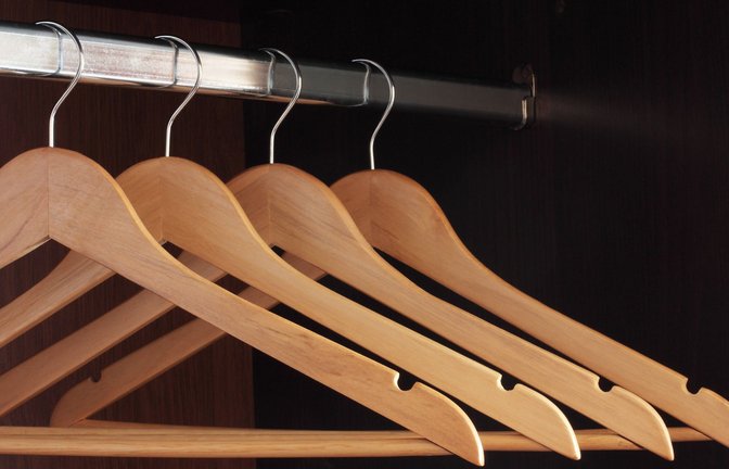 So sieht ein ordentlicher Kleiderschrank aus: Sogar der Abstand der Kleiderbügeln ist  zentimetergenau nachgemessen.<span class='image-autor'>Foto: Imago/Design Pics</span>