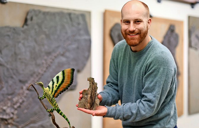 Das Wundertier und sein Entdecker Stephan Spiekman. Hier wurde mit einem kleinen Fossil große Geschichte geschrieben.<span class='image-autor'>Foto: Lichtgut/Christoph Schmidt</span>