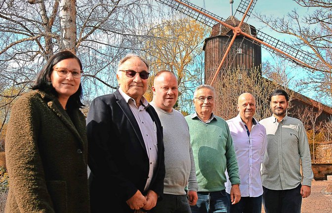 Gruppenbild mit Externem: Yvonne Hansmann, Helmut Fischer, Andreas Fischer, Roland Fischer,  Stefan Seipel und Benjamin Fischer vor der Altweibermühle.<span class='image-autor'>Foto: Avanti//Ralf Poller</span>