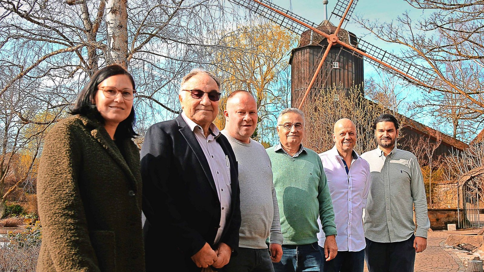 Gruppenbild mit Externem: Yvonne Hansmann, Helmut Fischer, Andreas Fischer, Roland Fischer, Stefan Seipel und Benjamin Fischer vor der Altweibermühle.Foto: Avanti//Ralf Poller Gruppenbild mit Externem: Yvonne Hansmann, Helmut Fischer, Andreas Fischer, Roland Fischer, Stefan Seipel und Benjamin Fischer vor der Altweibermühle.Foto: Avanti//Ralf Poller