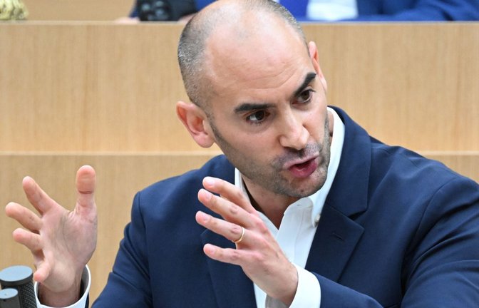 Finanzminister Danyal Bayaz (Grüne) strebt eine „eine möglichst schnelle und damit vorgriffsweise Auszahlung der anzuhebenden Besoldung und Versorgung an“.<span class='image-autor'>Foto: Bernd Weißbrod/dpa</span>