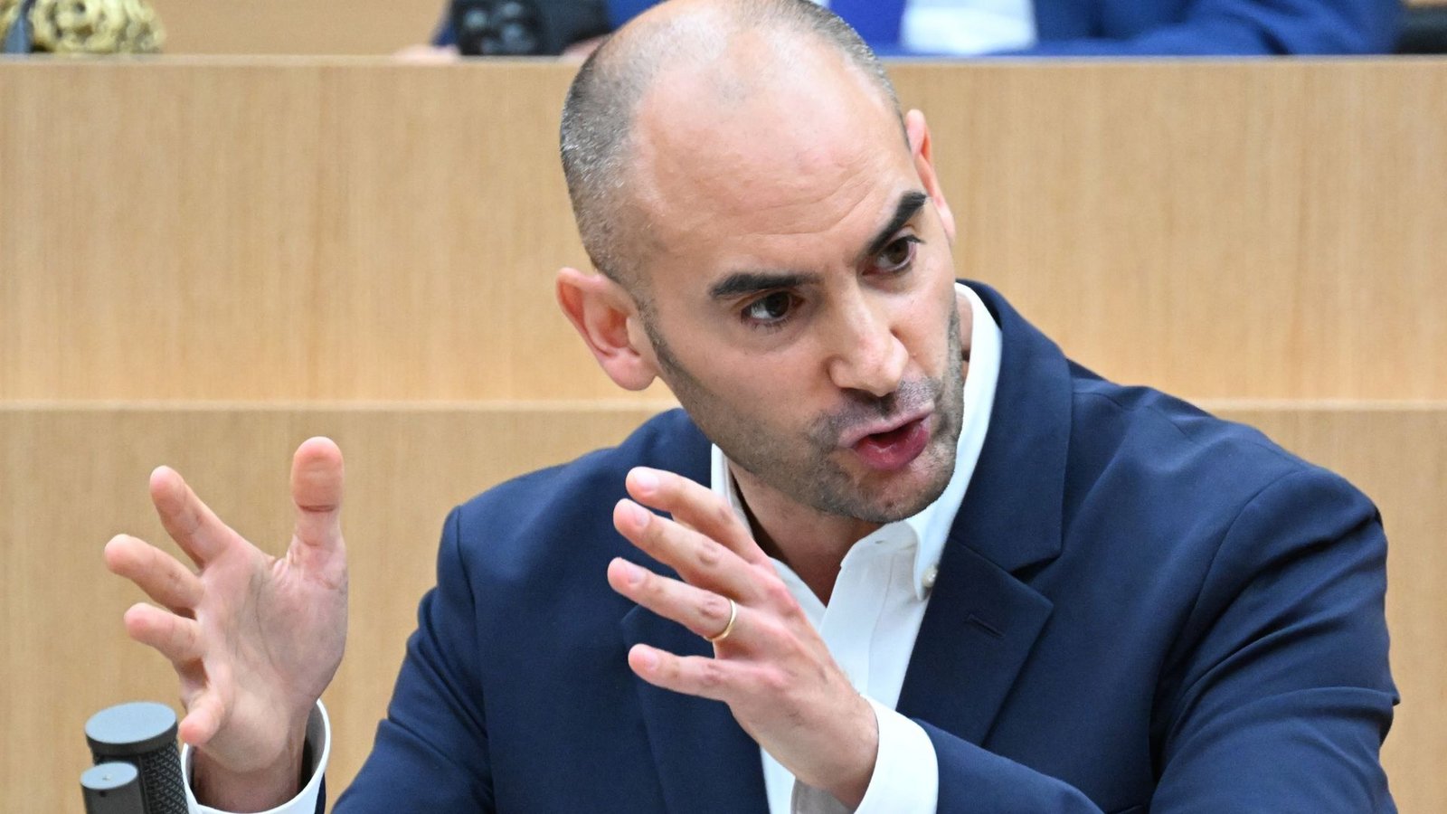 Finanzminister Danyal Bayaz (Grüne) strebt eine „eine möglichst schnelle und damit vorgriffsweise Auszahlung der anzuhebenden Besoldung und Versorgung an“.Foto: Bernd Weißbrod/dpa Finanzminister Danyal Bayaz (Grüne) strebt eine „eine möglichst schnelle und damit vorgriffsweise Auszahlung der anzuhebenden Besoldung und Versorgung an“.Foto: Bernd Weißbrod/dpa
