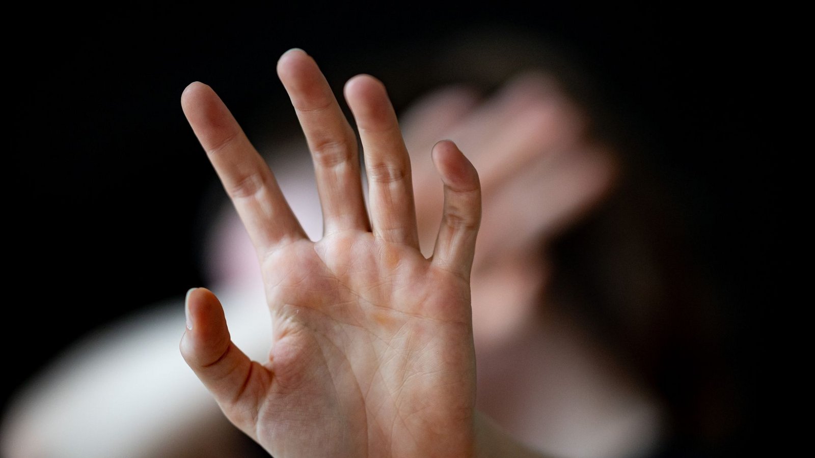 Bei Themis können sich Menschen aus der Kulturbranche melden, wenn sie sexuelle Belästigung oder Gewalt erfahren haben. (Symbolbild)Foto: Fabian Sommer/dpa