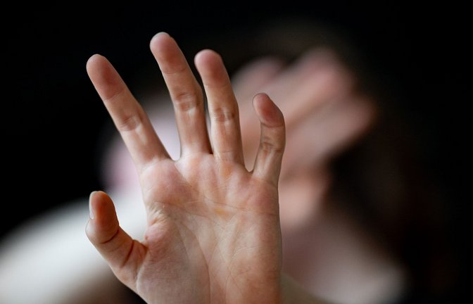 Bei Themis können sich Menschen aus der Kulturbranche melden, wenn sie sexuelle Belästigung oder Gewalt erfahren haben. (Symbolbild)<span class='image-autor'>Foto: Fabian Sommer/dpa</span>