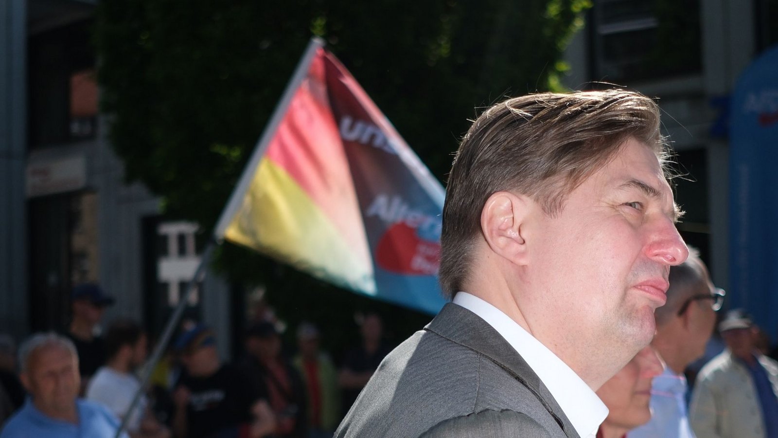 Maximilian Krah ist erstmals nach Bekanntwerden des Spionagefalls bei seinem Mitarbeiter wieder öffentlich aufgetreten. Hier bei einer AfD-Kundgebung in Chemnitz.Foto: Sebastian Willnow/dpa