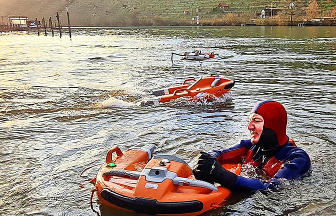 Nachgestellter Notfall: DLRG-Taucher Andreas Bauer lässt sich von der Drohne ans Neckarufer ziehen.<span class='image-autor'>Foto: Sebastian Steegmüller</span>