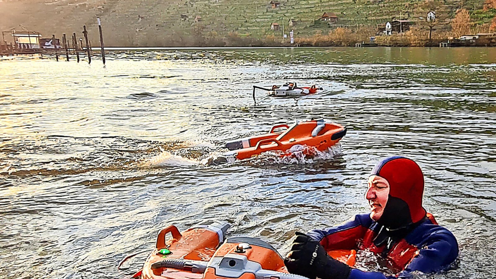 Nachgestellter Notfall: DLRG-Taucher Andreas Bauer lässt sich von der Drohne ans Neckarufer ziehen.Foto: Sebastian Steegmüller Nachgestellter Notfall: DLRG-Taucher Andreas Bauer lässt sich von der Drohne ans Neckarufer ziehen.Foto: Sebastian Steegmüller