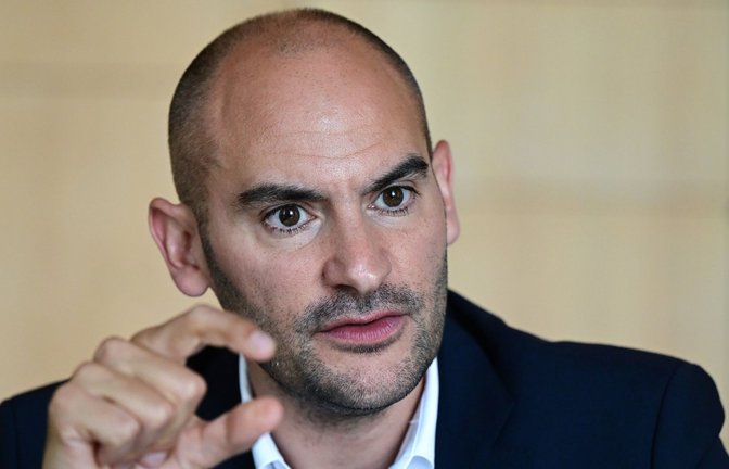 Baden-Württembergs Finanzminister Danyal Bayaz (Grüne) bekam Post von einem Rentner aus dem Rhein-Neckar-Kreis.<span class='image-autor'>Foto: dpa/Bernd Weißbrod</span>
