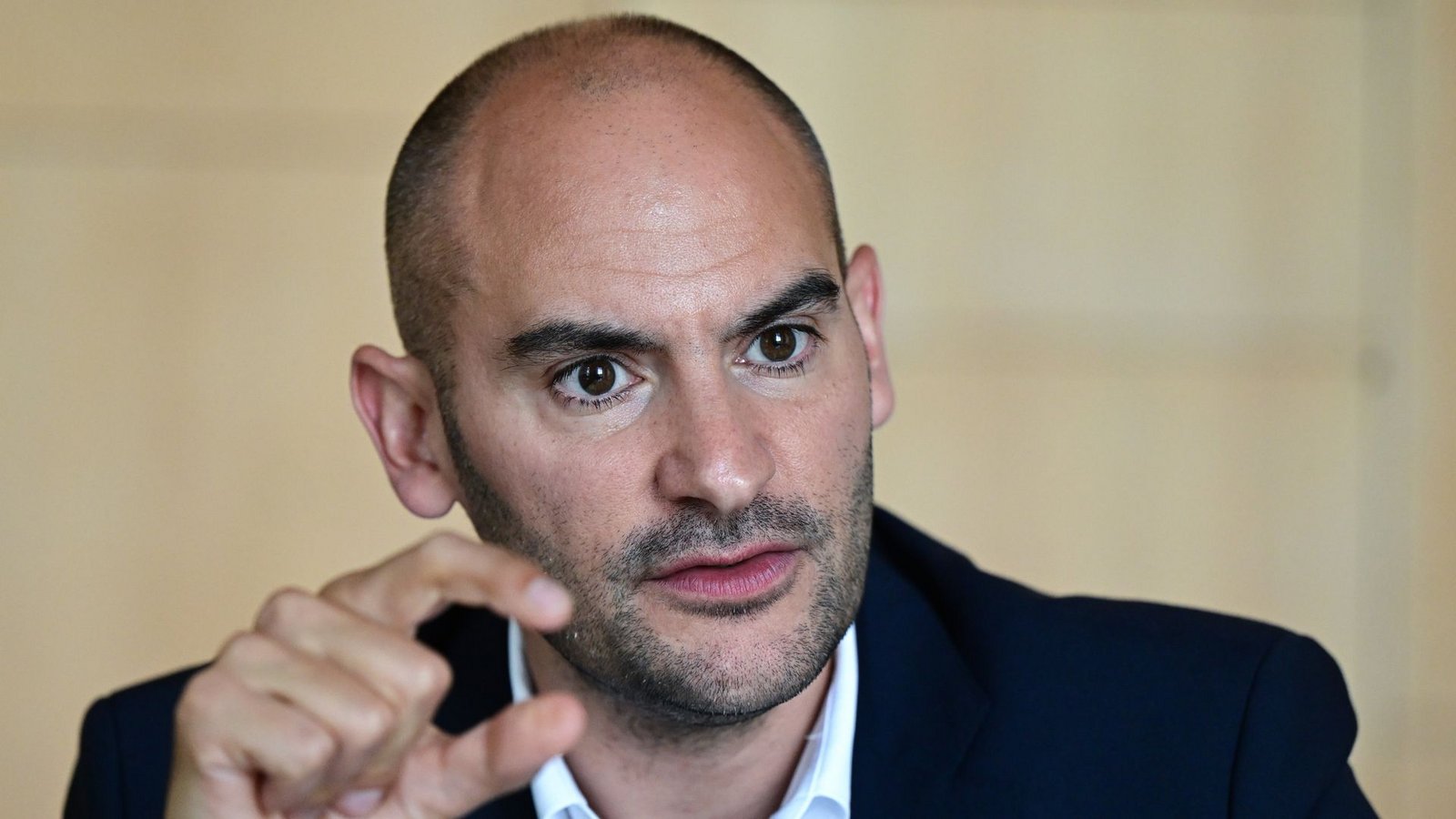 Baden-Württembergs Finanzminister Danyal Bayaz (Grüne) bekam Post von einem Rentner aus dem Rhein-Neckar-Kreis.Foto: dpa/Bernd Weißbrod Baden-Württembergs Finanzminister Danyal Bayaz (Grüne) bekam Post von einem Rentner aus dem Rhein-Neckar-Kreis.Foto: dpa/Bernd Weißbrod