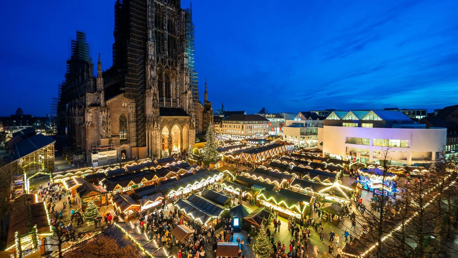 Es funkelt weihnachtlich unterm Ulmer Münster.Foto: Volkmar Könneke Es funkelt weihnachtlich unterm Ulmer Münster.Foto: Volkmar Könneke