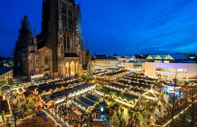 Es funkelt weihnachtlich unterm Ulmer Münster.<span class='image-autor'>Foto: Volkmar Könneke</span>