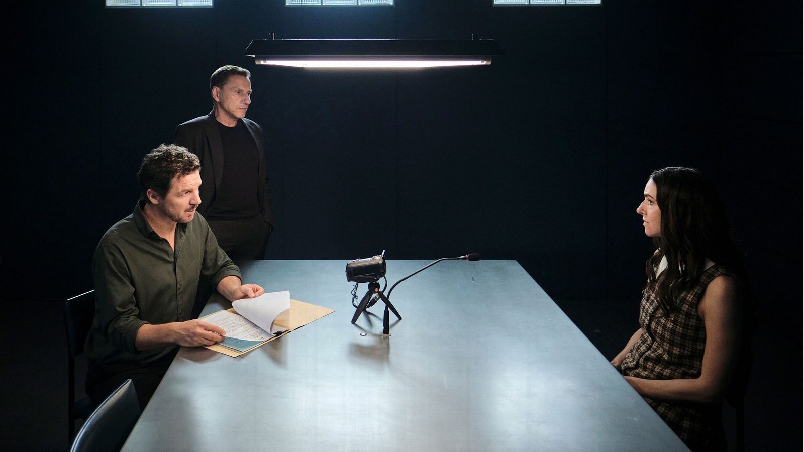 Thorsten Lannert (Richy Müller, hinten) und Sebastian Bootz (Felix Klare) vernehmen Pony Hübner (Kim Riedle), weil der Verdacht aufgekommen ist, dass sie mehr weiß, als sie sagt.Foto: SWR/Benoît Linder
