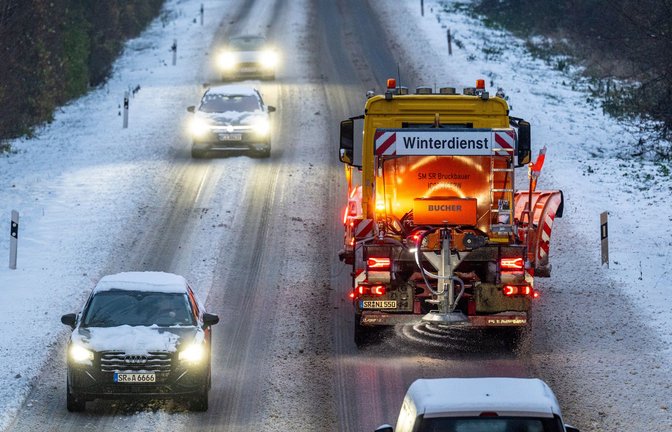 Winterdienst am Montag bei Straubing.<span class='image-autor'>Foto: Armin Weigel/dpa</span>