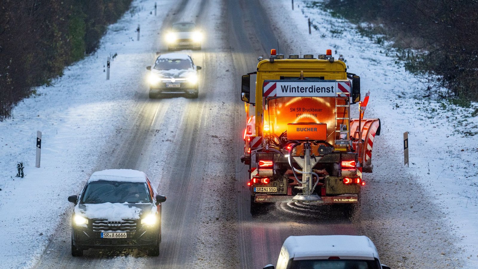 Winterdienst am Montag bei Straubing.Foto: Armin Weigel/dpa Winterdienst am Montag bei Straubing.Foto: Armin Weigel/dpa