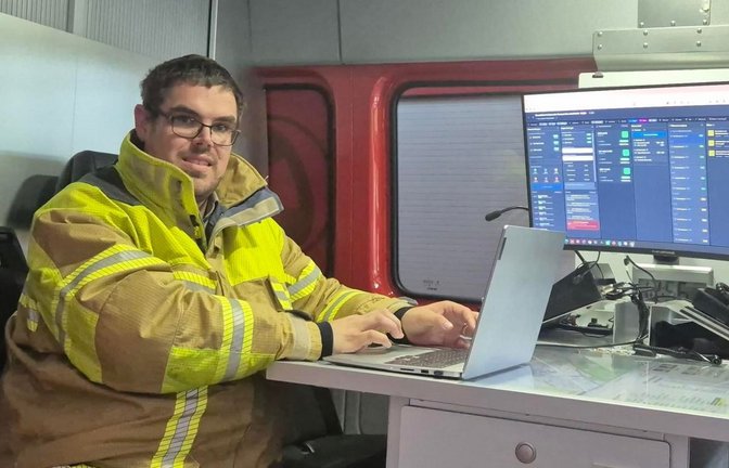 Markus Straub zeigt seine Software. Seit Anfang des Jahres kommt sie bei seiner Heimatfeuerwehr zum Einsatz.<span class='image-autor'>Foto: Rouven Spindler</span>
