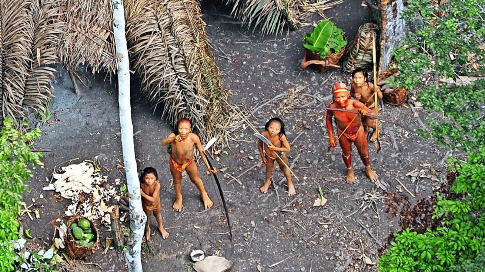 Dieses Foto zeigt fünf Mitglieder einer unkontaktierten indigenen Gruppe, die im Jahr 2008 im brasilianischen Amazonas-Gebiet von einem Flugzeug aufgenommen wurde.Foto: dpa Dieses Foto zeigt fünf Mitglieder einer unkontaktierten indigenen Gruppe, die im Jahr 2008 im brasilianischen Amazonas-Gebiet von einem Flugzeug aufgenommen wurde.Foto: dpa